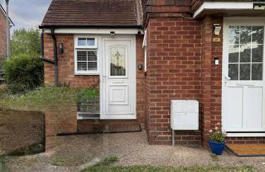 Cosy Apartment with Private Access and Kitchenette in Guildford - Photo 14