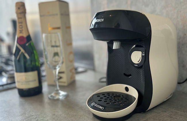 NEW! Grimsby Central, Spacious, 2 Bedrooms - Photo 3