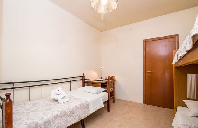 Cozy Family Home Near the Beach - Photo 8