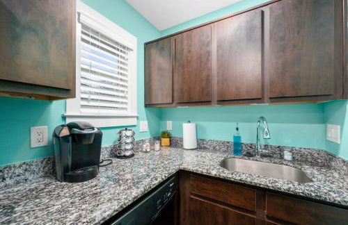 Chic 1BR Stay with King Bed and Free Park - Foto 6