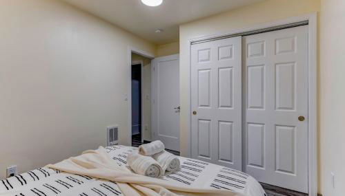 Marbella Lane - Bright and Cozy Home near SFO - Foto 5, towels, wardrobe