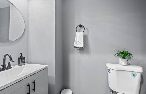 Charming Home Parking, Sleeps 10, WFH Space - Foto 24