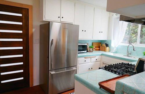 Beautiful Renovated Cozy Forest Home with Hot Tub in Crestline - Foto 4