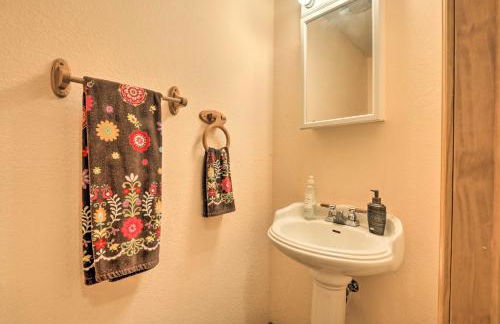 Granby Home with Deck Less Than half Mi to Aldrich Lake! - Foto 16