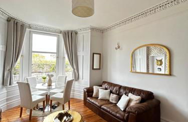 THE LAZY LION - Spacious 2 Bedroom - Town Centre Holiday Home Apartment - Photo 4