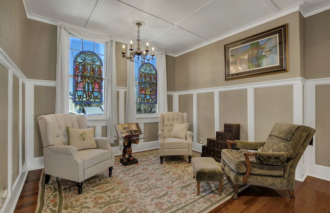 Beautiful and Unique Home With Fireplace and Pool! - Photo 31