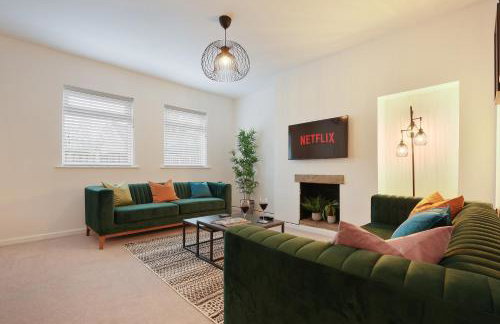 The Lodge - comfortable, stylish, 3 bedroom home with 3-6 beds near Utilita Arena - free parking - Photo 3