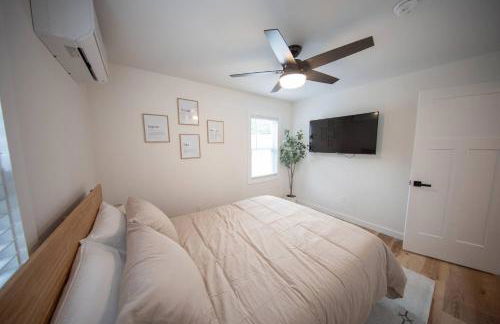 Centrally Located Cozy Modern Home in Bethel - Foto 31