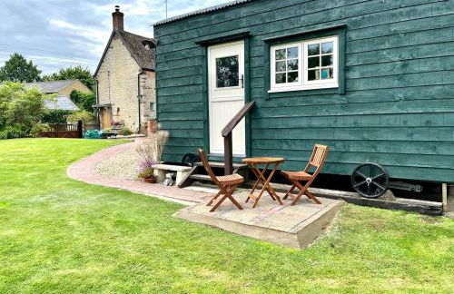 Beautiful Shepherd's Hut - Lois Weedon - Photo 24