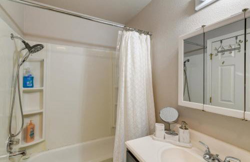 Updated Townhome Near Airport and Shopping! - Foto 17