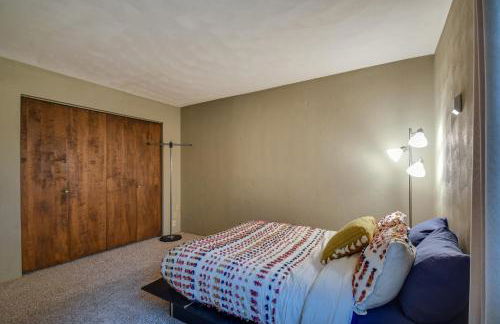 Large Home with Game Room, 4 Mi to Mississippi River - Foto 16