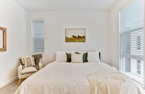 Modern 4BR Home Rooftop Patio Mountain Views - Foto 32