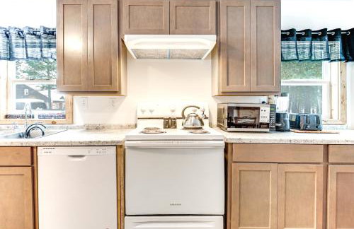 2 Ponds and Trail Access Peaceful Cabin in Calumet! - Foto 11