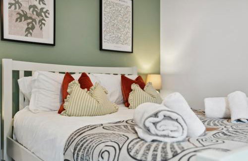 2-Bedroom Stylish & Gorgeous, Cosy Westgate Cottage Retreat, Central Winchester, Free On-Street Parking Permit, with Garden, Close to Cathedral - Sleeps 6, Pets are Welcome - by Blue Puffin Stays - Foto 30