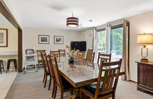 Impressive Dual Woods and Lake Homes That Sleep 32 - Foto 57