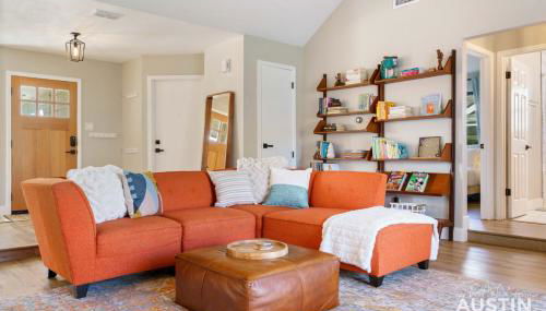 Family 3BR 2BA Home Near Charming Main Street w Cowboy Pool by Austin Vacay - Foto 2