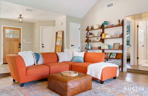 Family 3BR 2BA Home Near Charming Main Street w Cowboy Pool by Austin Vacay - Foto 2