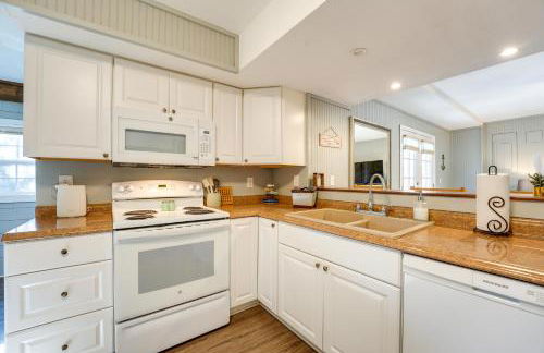 Lake Views and Community Perks Cape Fair Apartment! - Foto 9