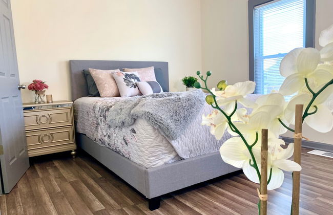 The Southside Villa - With Private Yard & Parking, Near Falls & Casino by Niagara Hospitality - Foto 10