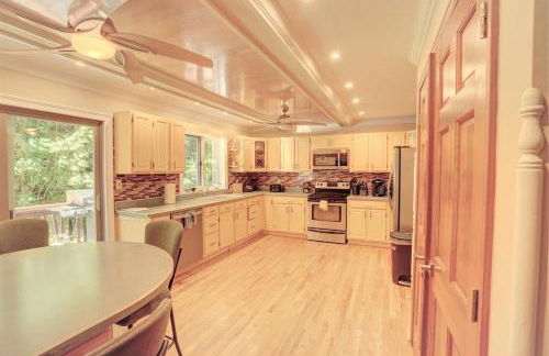 Saratoga Lake Boathouse Retreat - Photo 15