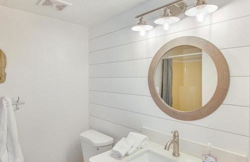 Spacious Garden City Townhome with Lake Views! - Photo 20