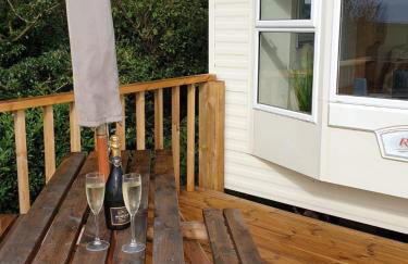 Captivating 2-bed Static Caravan in Holyhead - Foto 2