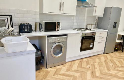 Neath, South Wales Getaway - 4 Bedroom Home -7 Guests - Free Parking - Foto 6