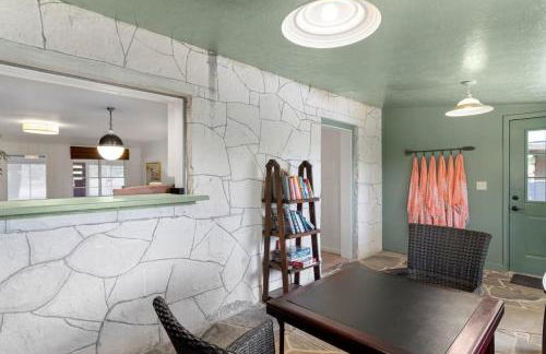 Creekside Haven with Pool and Firepit - Foto 35