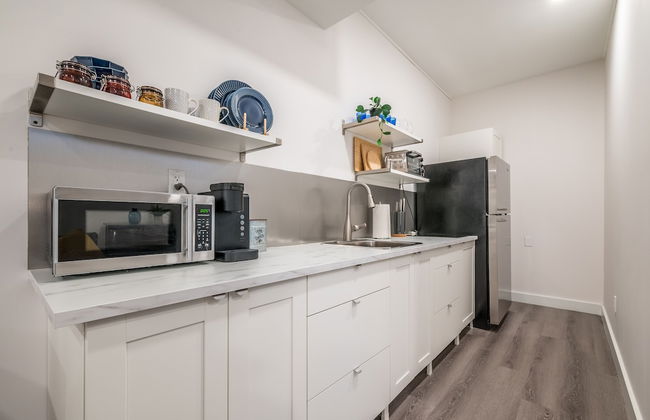 Spacious Newly Renovated 1 Bedroom Suite - Photo 13