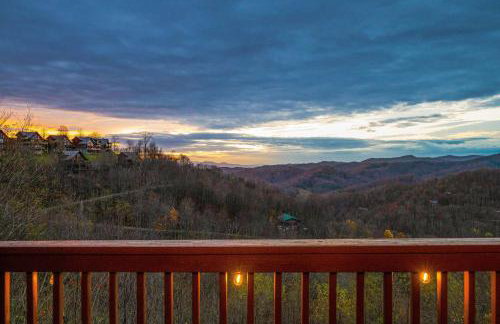 4BR Cabin with Ski Resort, Mtn Views & Hot Tub - Foto 114