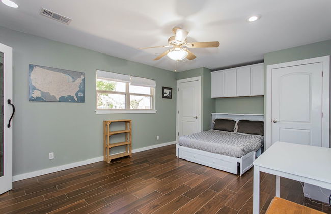 Waterfront 5 BR w/ Hot Tub Sleeps 13! - Foto 8