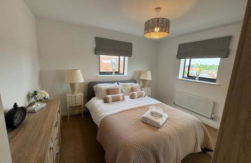 Uxbridge-Modern 2 bed Apt with Lift & Parking - Photo 1