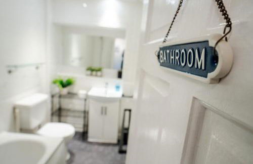 Three Bedroom House by Brookland Stays Serviced Accommodation Short Lets Manchester with Free WiFi - Foto 13