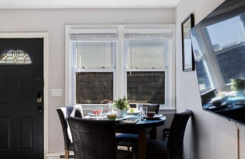 3BR Home 2 Baths Bonus Room, Minutes to NYC - Photo 10