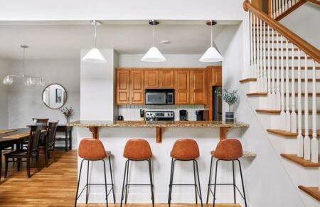 Modern Home next to Vanderbilt Campus with Parking, Screened Porch & Workspace, Walk to Hillsboro Village, Fido & Pancake Pantry, Minutes to Music Row, 12 South & Broadway, Perfect for Families, Friends & University Visits - Foto 2