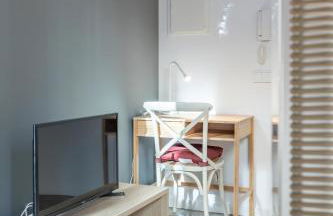 Apt with Antique Floor & lots of Sun Light - Photo 6