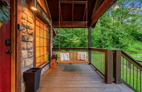 Rustic Family Getaway - Pool Table, Hot Tub, Pets, Great Location - Photo 10