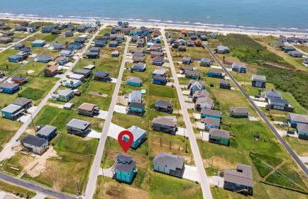 Steps to the Beach | Tiki Bar Fun | Epic Bay Views | Sleeps 8 - Foto 3