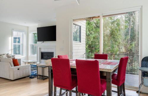 Elegant 3-Story House with Private Backyard in WA - Photo 6