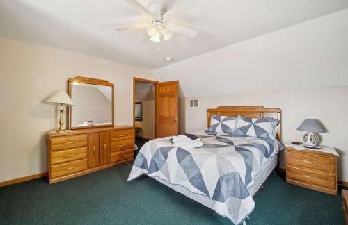 Spacious 4BR Lakefront Cottage - Perfect for Groups - Foto 20