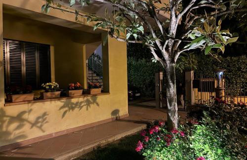 Tuscan Charm Spacious Florence Home - Photo 24