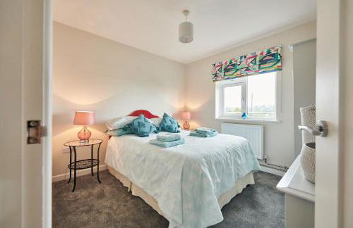 Lloret, Contemporary Retreat with Hot Tub & Waterside Views - Photo 14