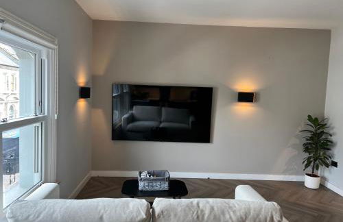 Convenient Clapham Junction Flat - Photo 9