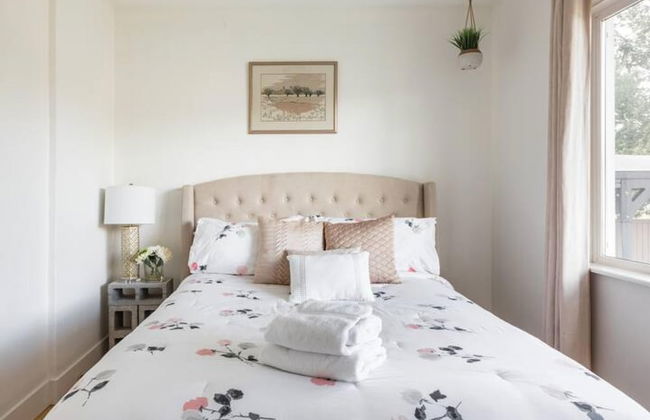 Gorgeous Bungalow With a Backyard Deck - Photo 34