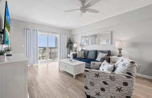 Polished oceanfront condo with pool access, private balcony & washer/dryer - Foto 15