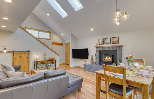 Royal Canoe by Avantstay Walk to the Shore + Cozy Fireplace - Photo 99