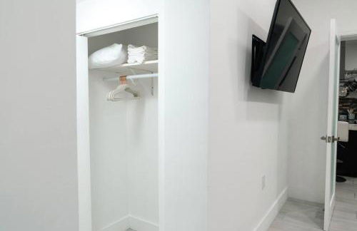 Luxury Retreat 3B ,2Ba POOL , Coral Gables Center - Photo 30