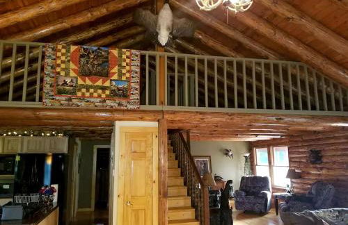 Charming Log Cabin Getaway with Private Hot Tub near Decatur, Illinois - Foto 23