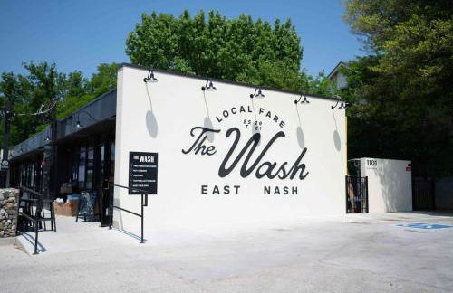 Vibrant Neon Condo Near Restaurants, Coffee and Bars - Foto 41