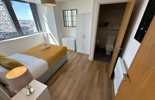 Two Bedroom City View Apartment Liverpool by StaySavvy Accommodation - Photo 53